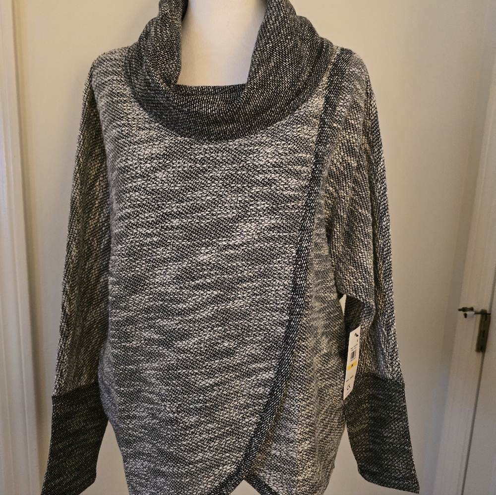 Calvin Klein Performance Top Sz. (Med) Lonh Sleeve Black/white